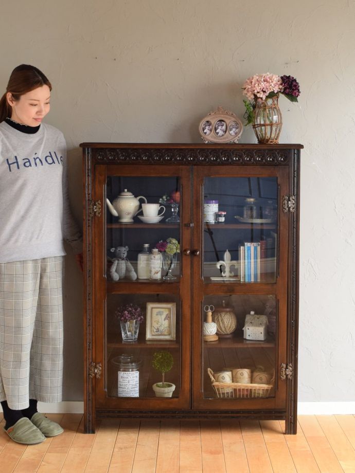 英国アンティークのキャビネット