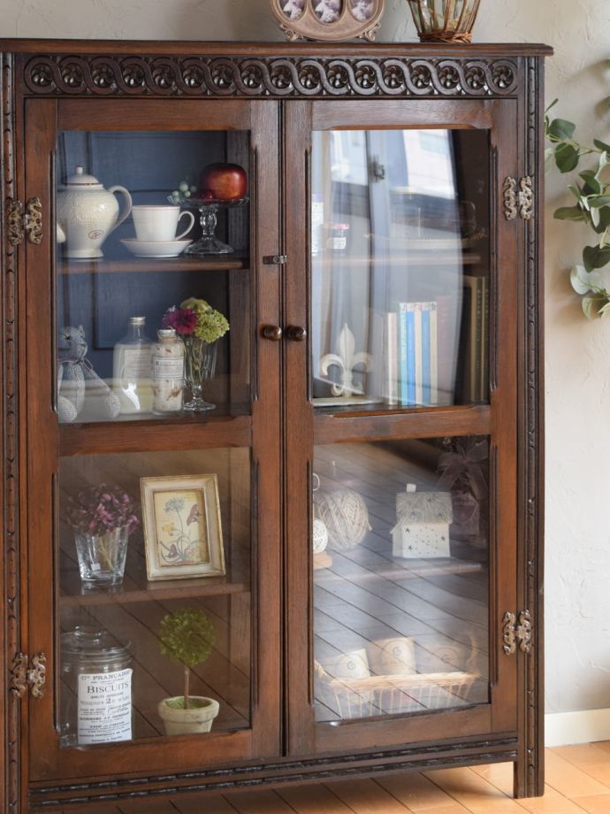 アンティーク家具らしさが漂うキャビネット