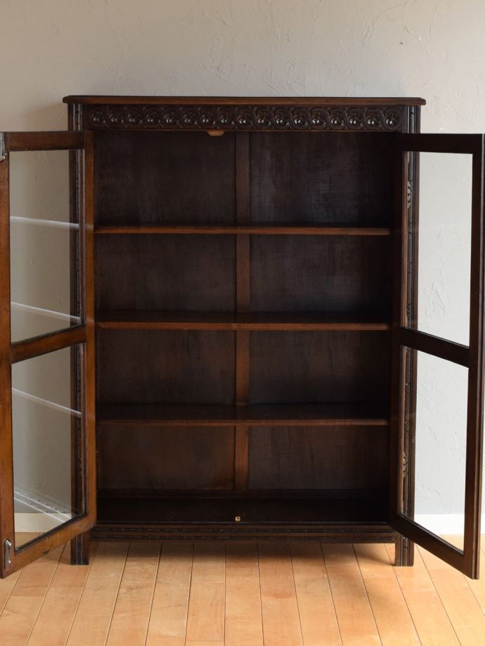 アンティークキャビネット扉の中