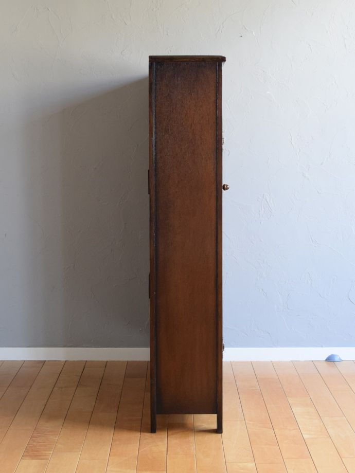 ガラスキャビネットの側面