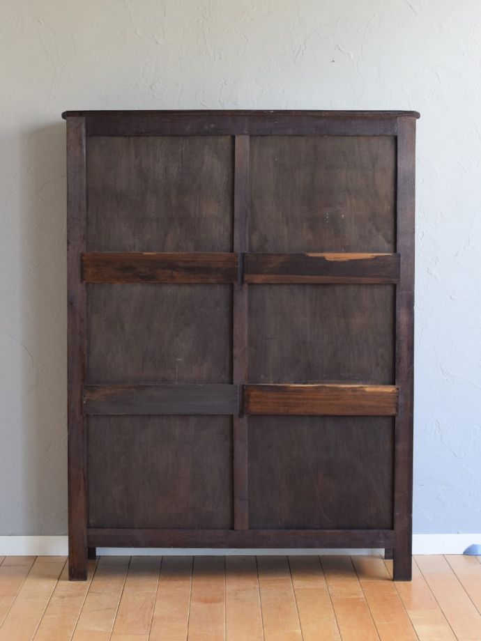 ガラスキャビネットの後ろ姿