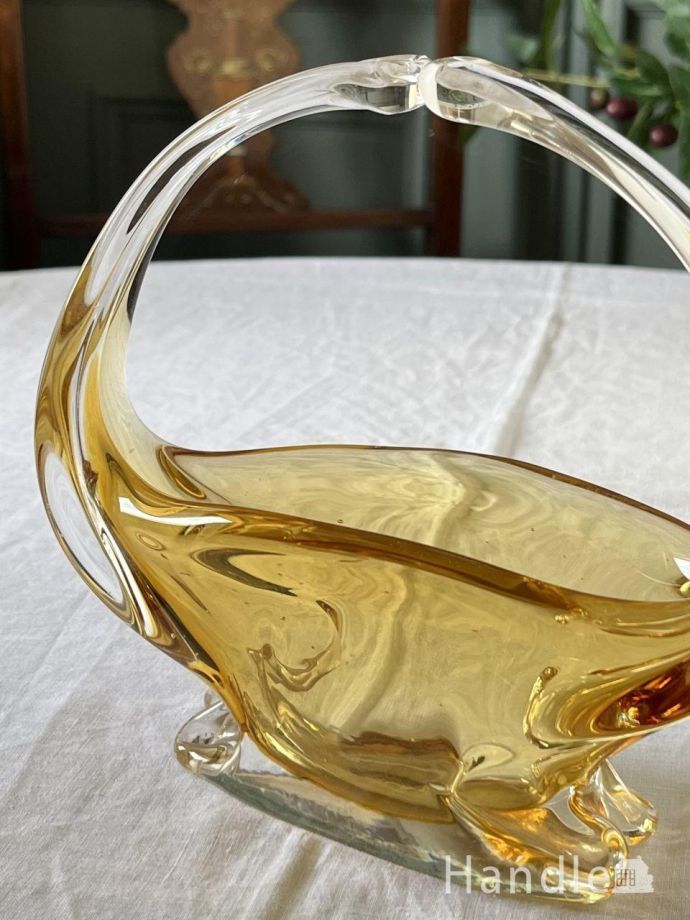 淡いアンバー色が美しいプレスグラスの器、アンティークガラスの