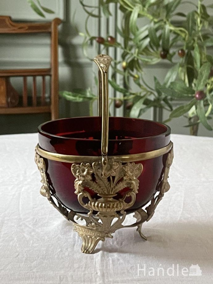 アンティークのボウルの横面