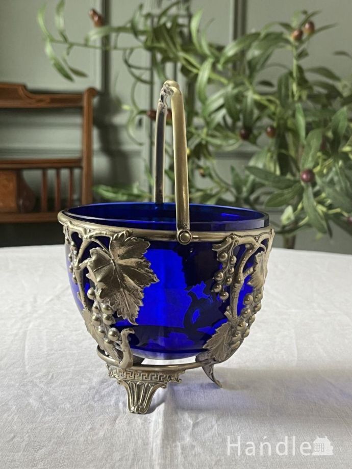 アンティークのボウルの横面