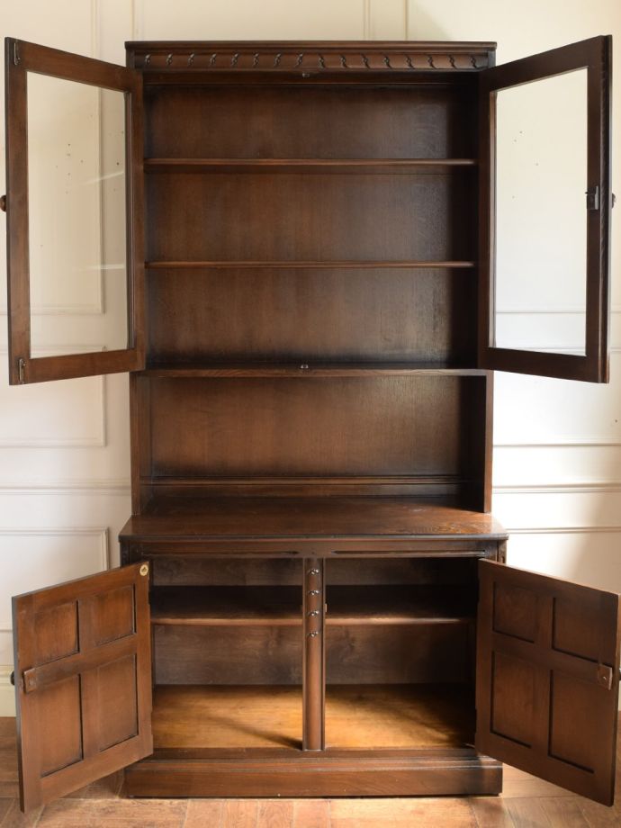 アーコールのキャビネットの扉の中