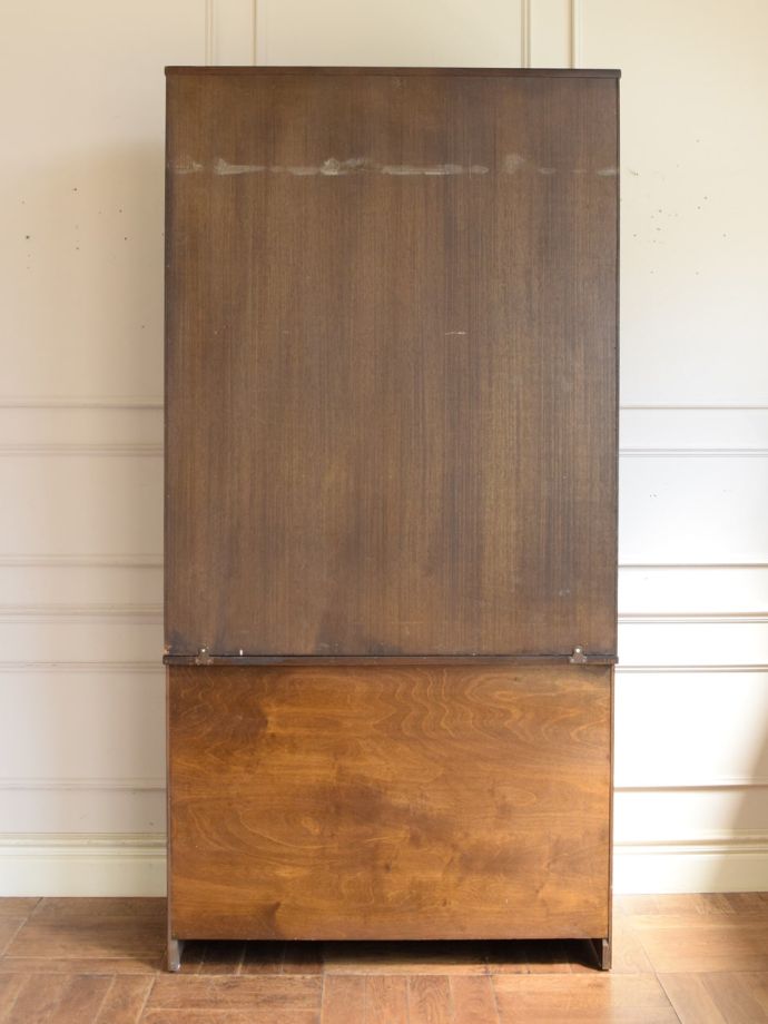 ビンテージキャビネットの後ろ姿