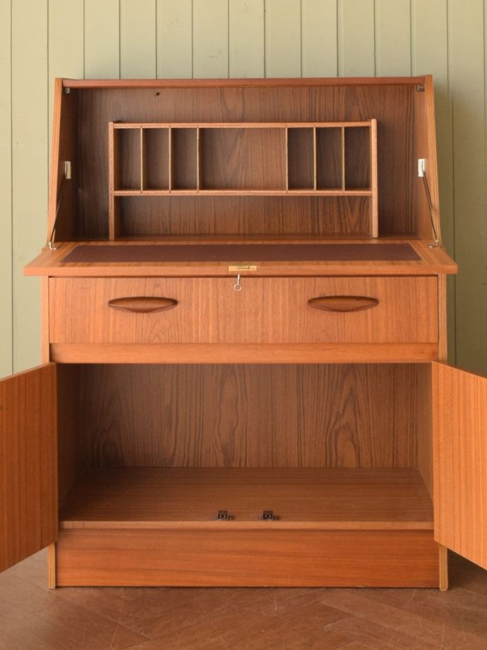 ビューローの扉の中