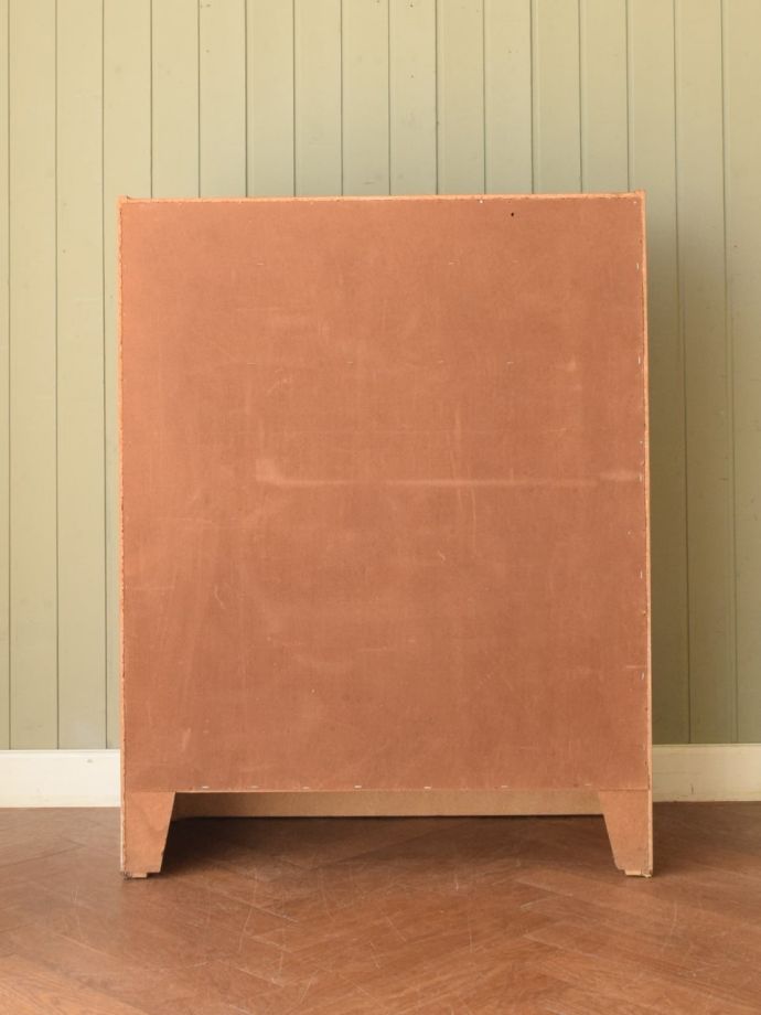 キャビネットの後ろ姿