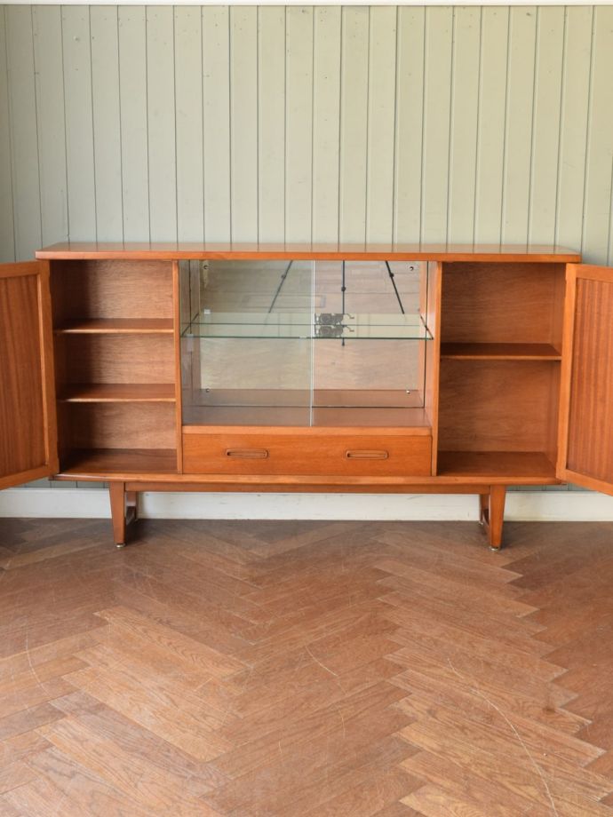 ヴィンテージキャビネットの扉の中