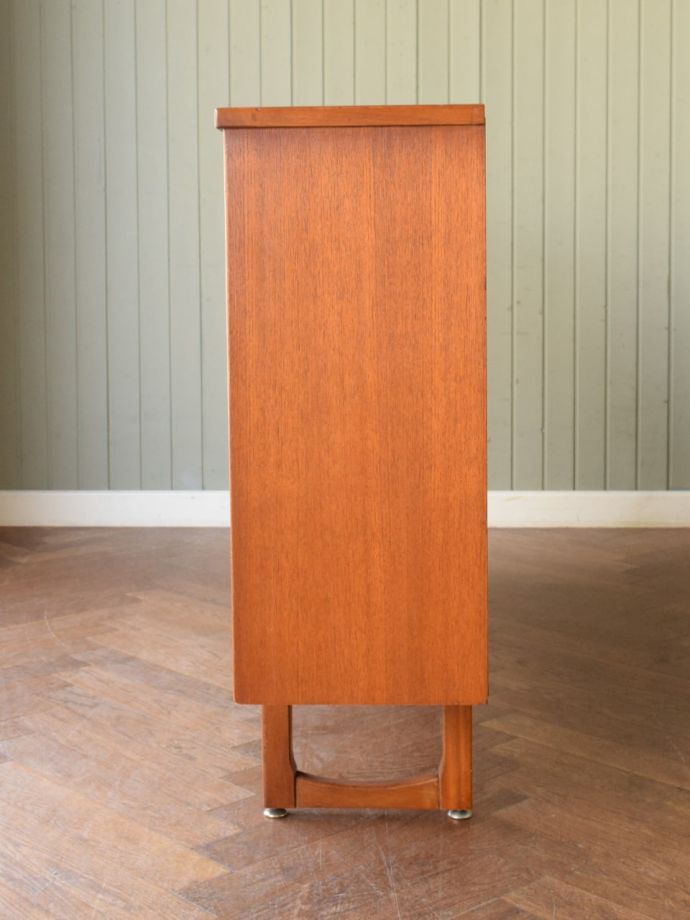 ビンテージキャビネットの側面