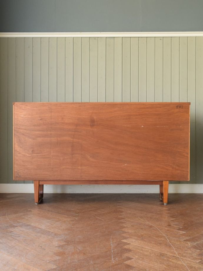 キャビネットの後ろ姿