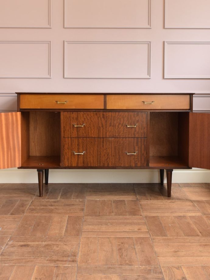 ビンテージ家具の扉の中