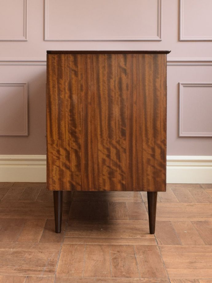 ビンテージ家具の側面