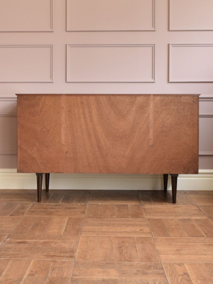 北欧スタイルの家具の後ろ姿