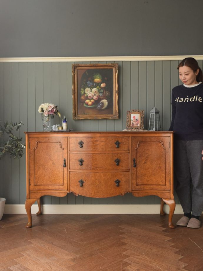 英国アンティークのサイドボード