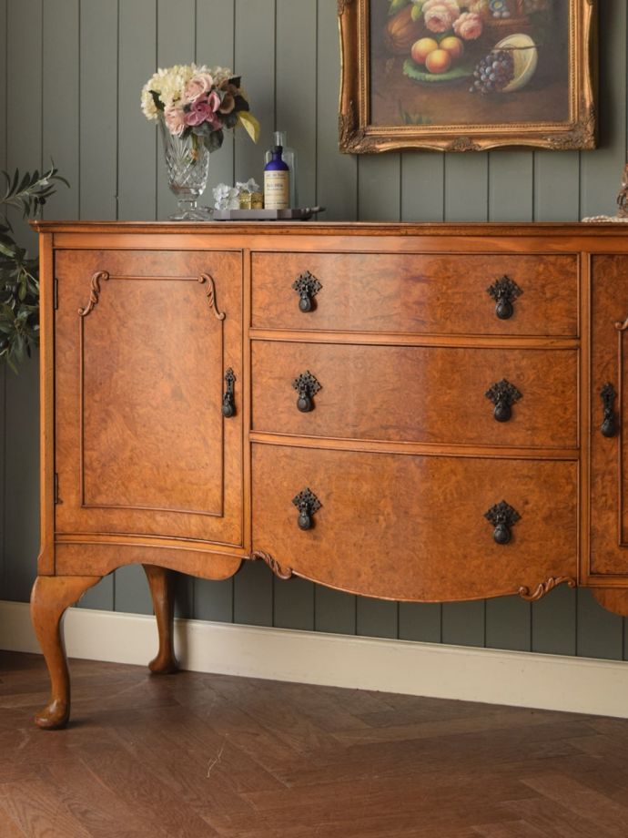 アンティーク家具らしい美しい杢目