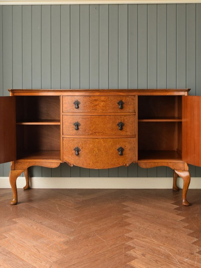 サイドボードの扉の中