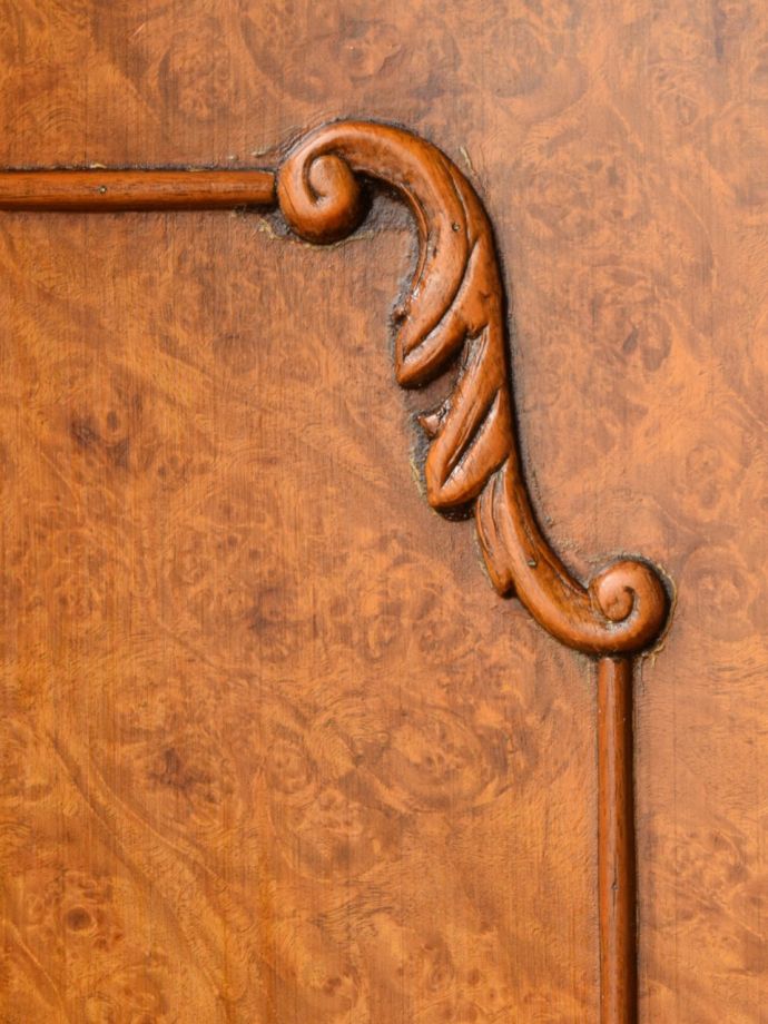 アンティーク家具らしい装飾