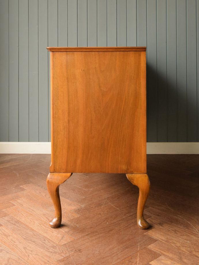 サイドボードの側面