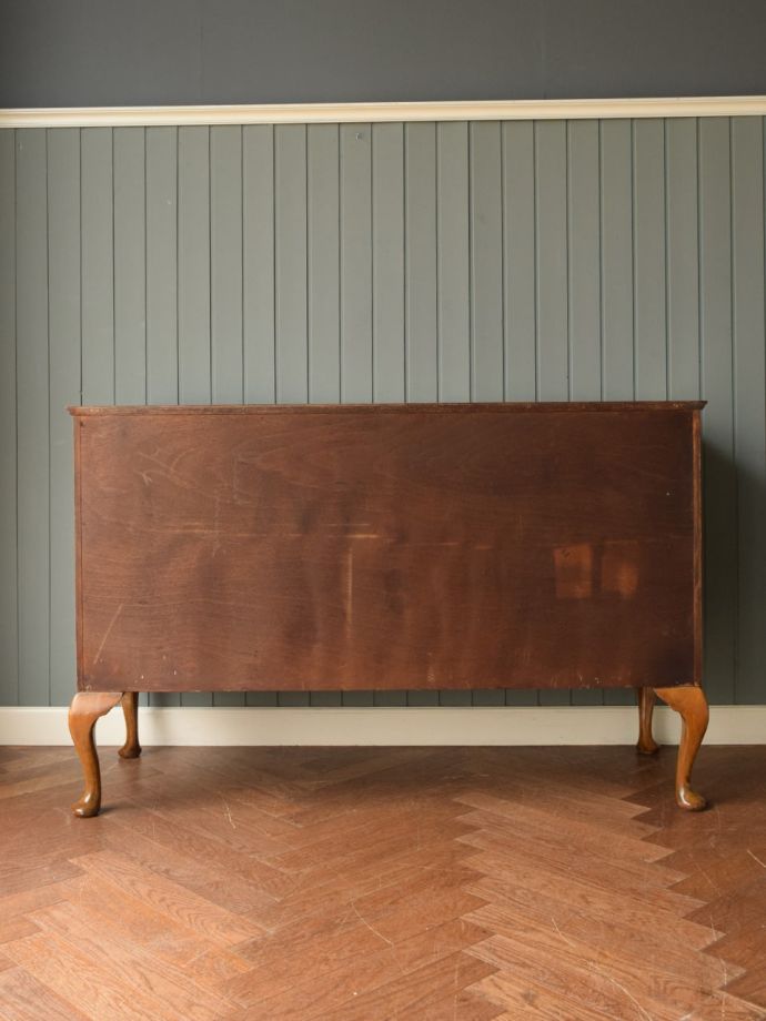 サイドボードの後ろ姿