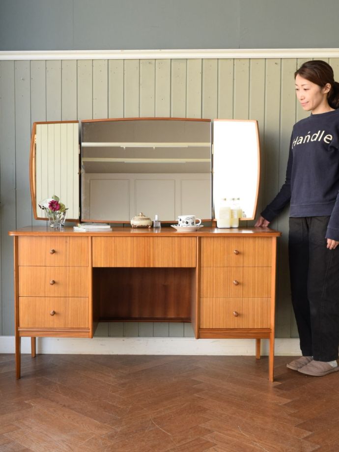 北欧スタイルのおしゃれなドレッサー