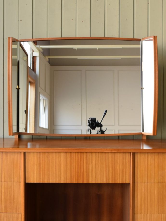 ドレッサーの三面鏡