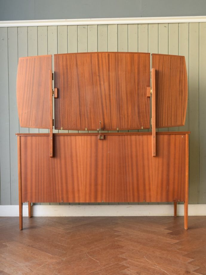 北欧スタイルの家具の後ろ姿