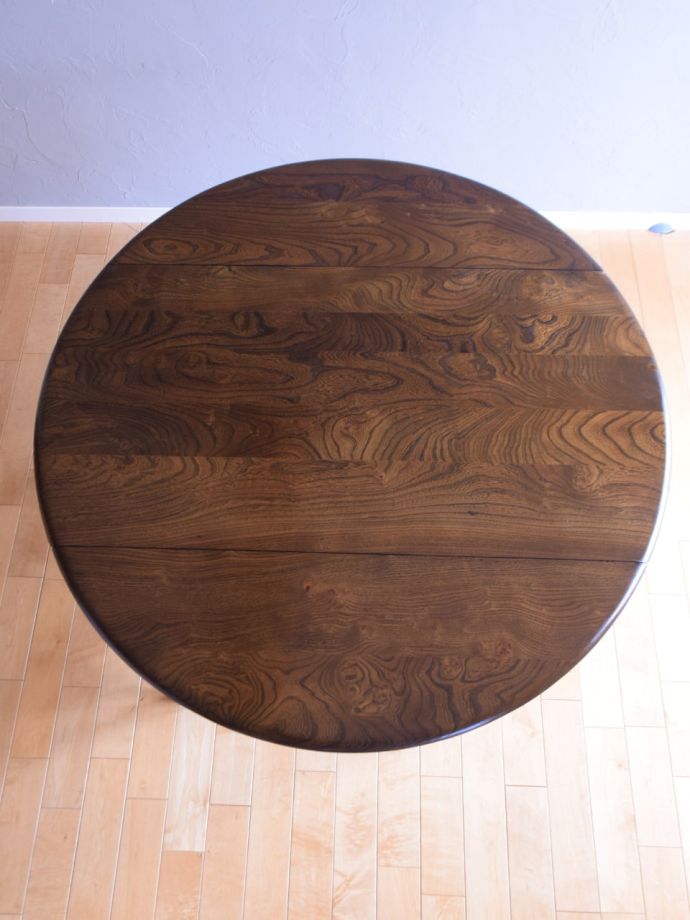 天板を広げた伸長式テーブル