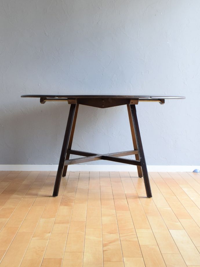 伸長式のダイニングテーブル