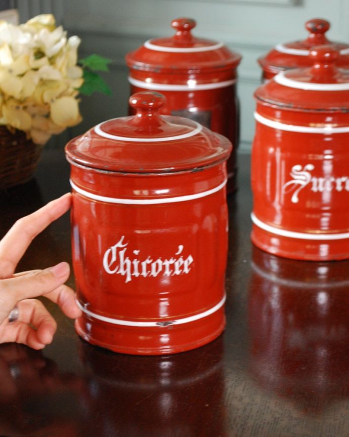 アンティーク ホーロー・アイアン製の雑貨 アンティーク雑貨 キャラメルブラウンのアンティーク キャニスターセット。フランスらしい可愛いデザインホウロウのキッチン雑貨のデザインは、フランスらしくとにかく可愛いんです。(m-986-z)