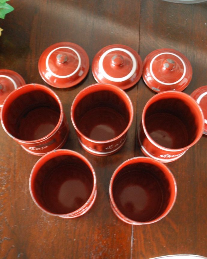 アンティーク ホーロー・アイアン製の雑貨 アンティーク雑貨 キャラメルブラウンのアンティーク キャニスターセット。中はこんな感じですアンティークは新品ではなので多少のキズ・汚れがありますが、出来る限りキレイなものを選んできました。(m-986-z)