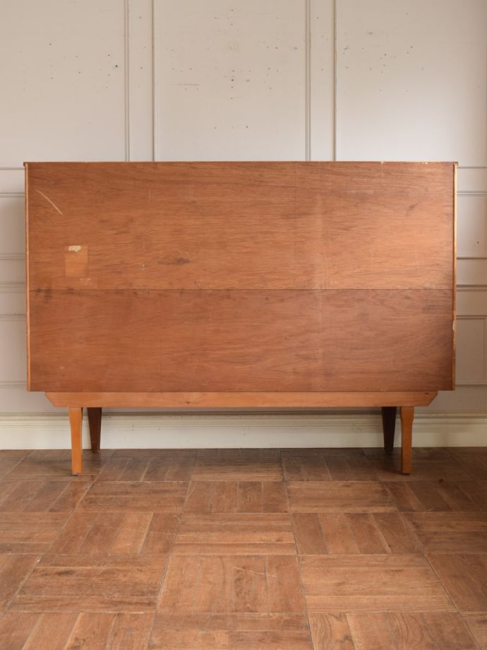 北欧スタイルの家具の後ろ姿