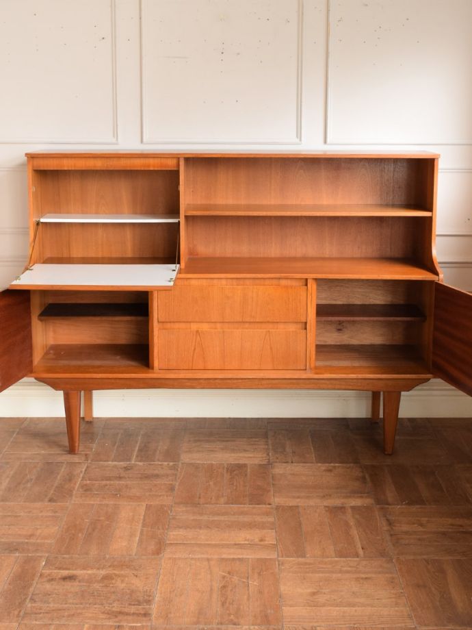 ビンテージ家具の扉の中