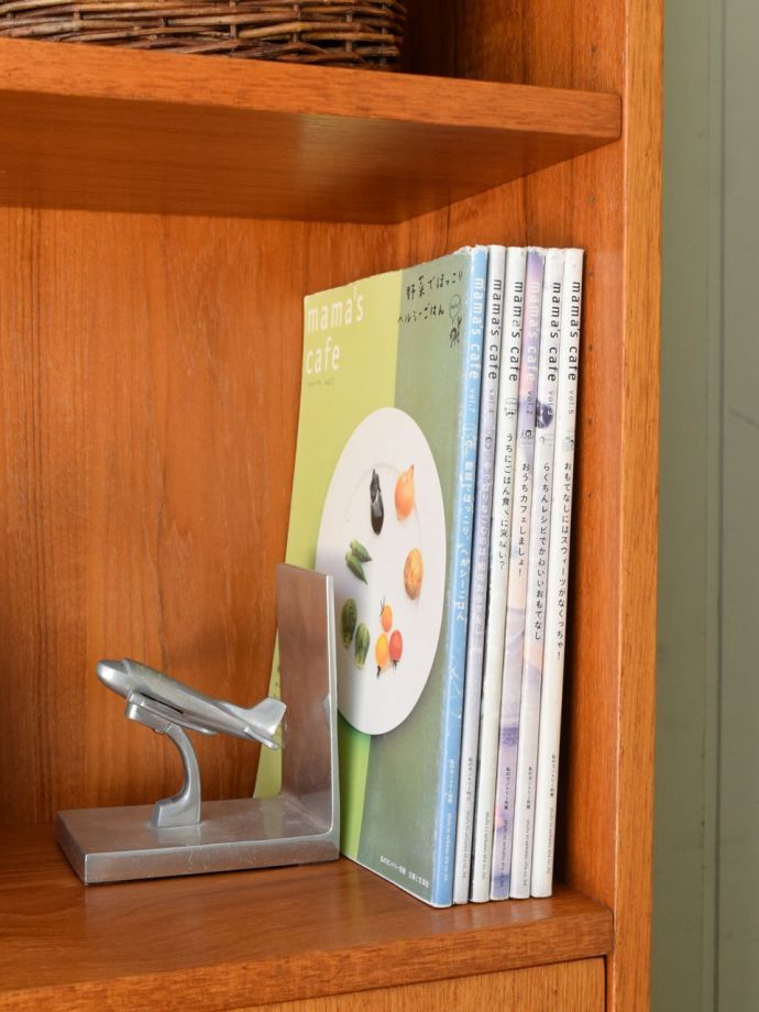 サイドボードの扉を開けると