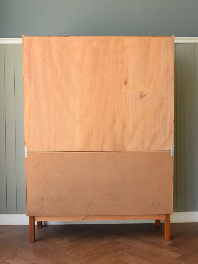 北欧スタイルの家具の後ろ姿