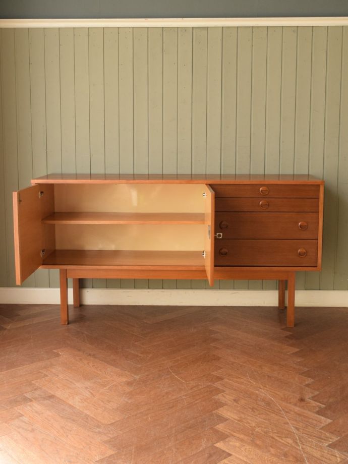 ビンテージ家具の扉の中