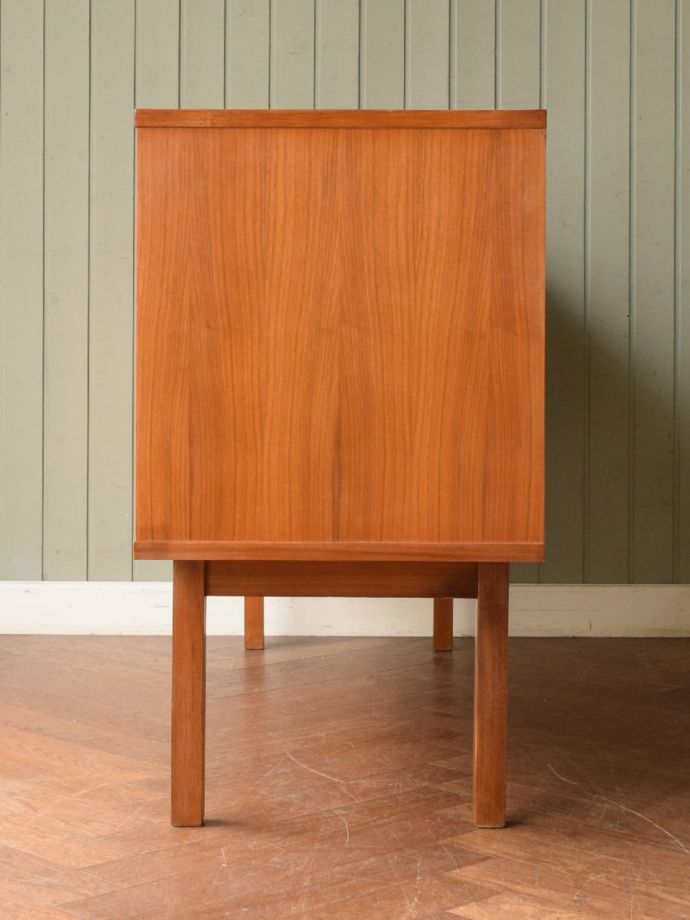 ビンテージ家具の側面