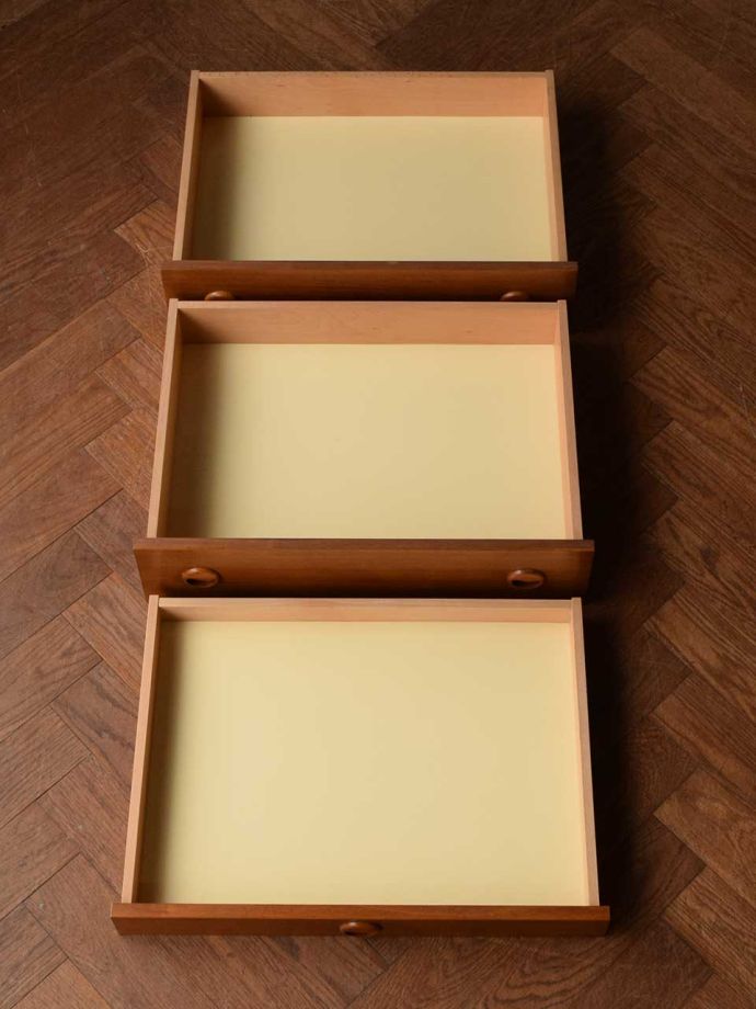 サイドボードの引き出しの中