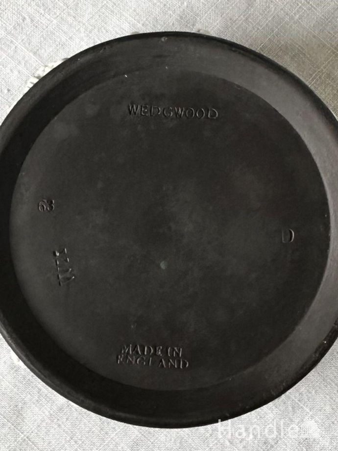 アンティーク 陶磁器の雑貨　アンティーク雑貨　葡萄が美しい、アンティークウェッジウッドのジャスパーウェアのフタ付き小物入れ（ブラック）。裏側には品質の証ひっくり返して見ると、ウェッジウッドのマークを見つけることが出来ます。(k-3258-z)