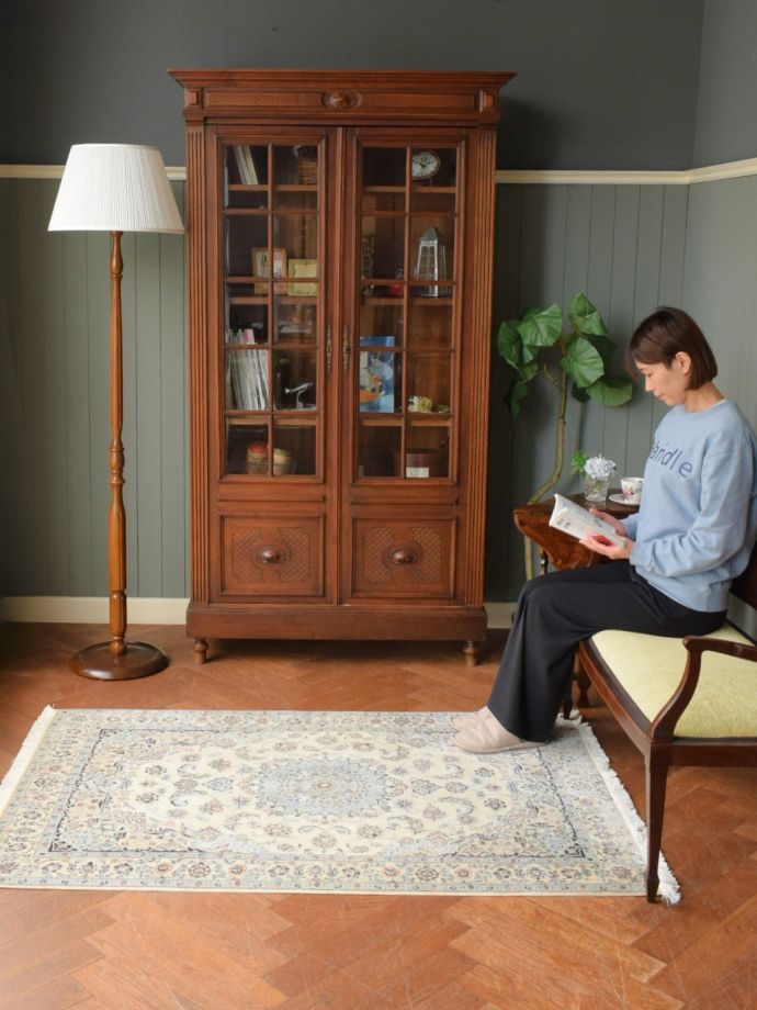 ナインの美しいペルシャ絨毯