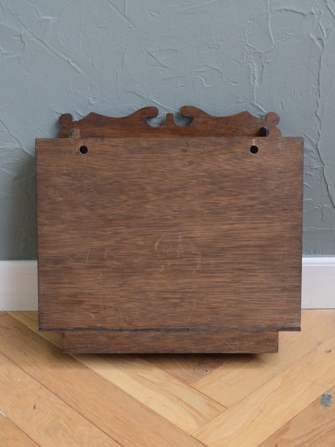 ウォールシェルフの裏