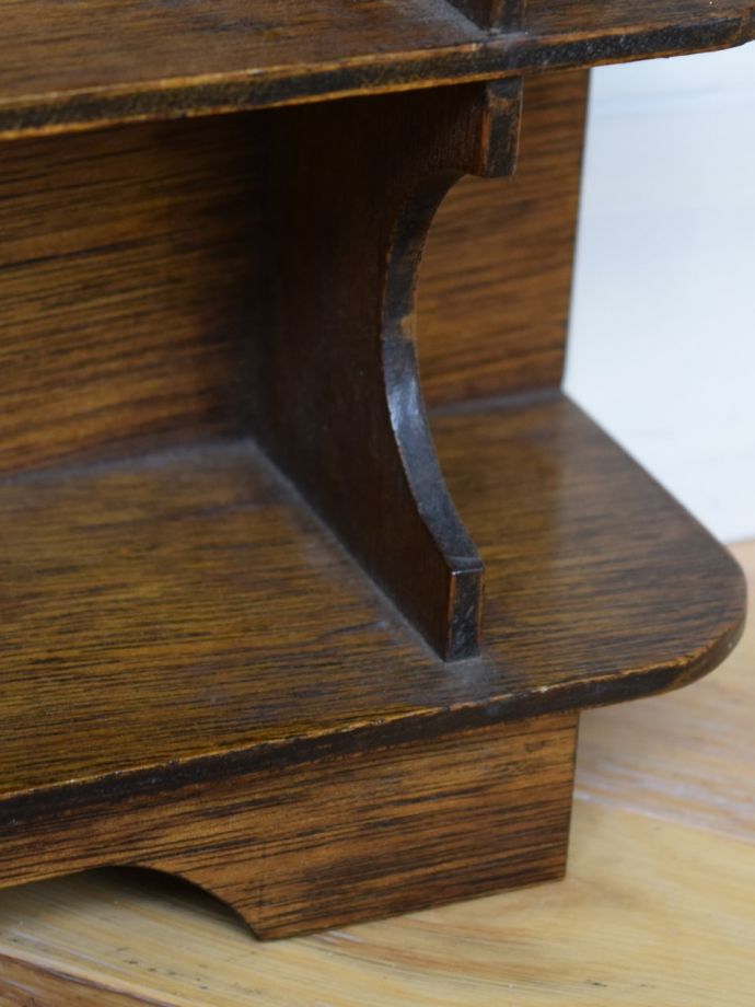 脚付きのウォールシェルフ