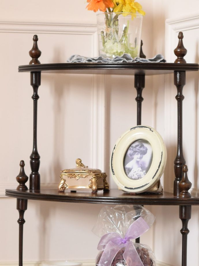 アンティークのオープンシェルフ