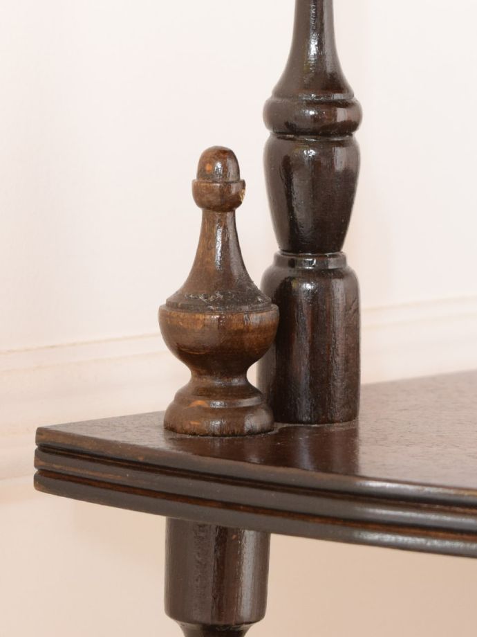 英国アンティーク家具らしい装飾