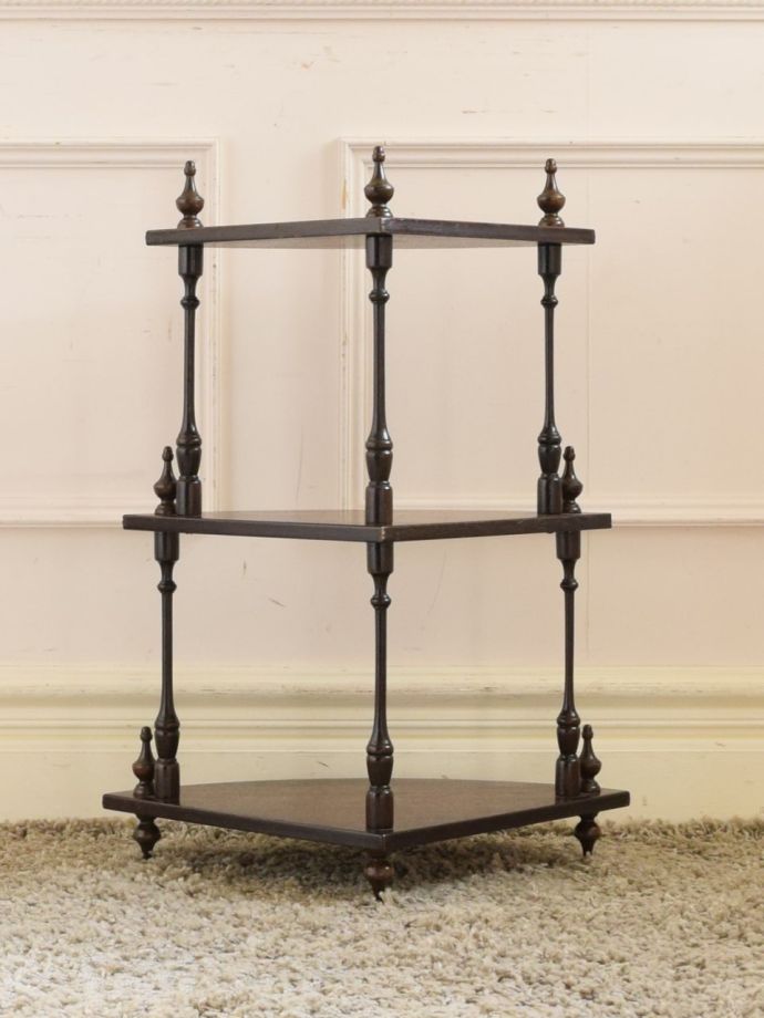 キャビネットの後ろ姿