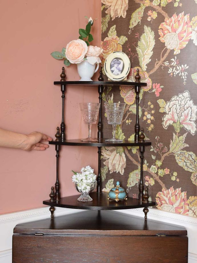 アンティークのシェルフ