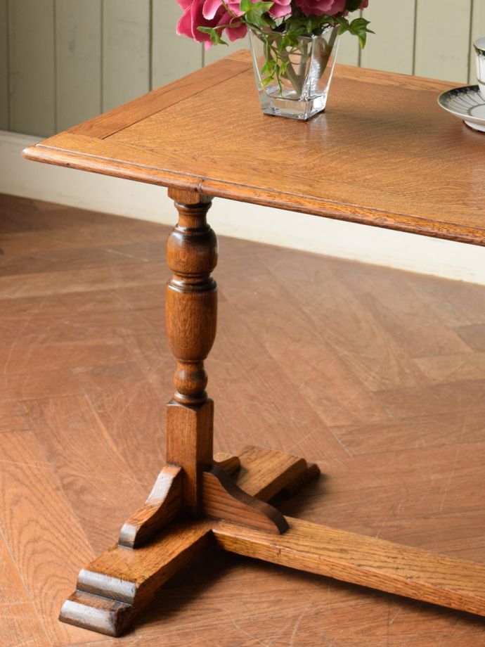 英国のアンティーク家具らしいデザイン