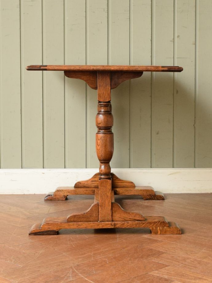 アンティークテーブルの横顔