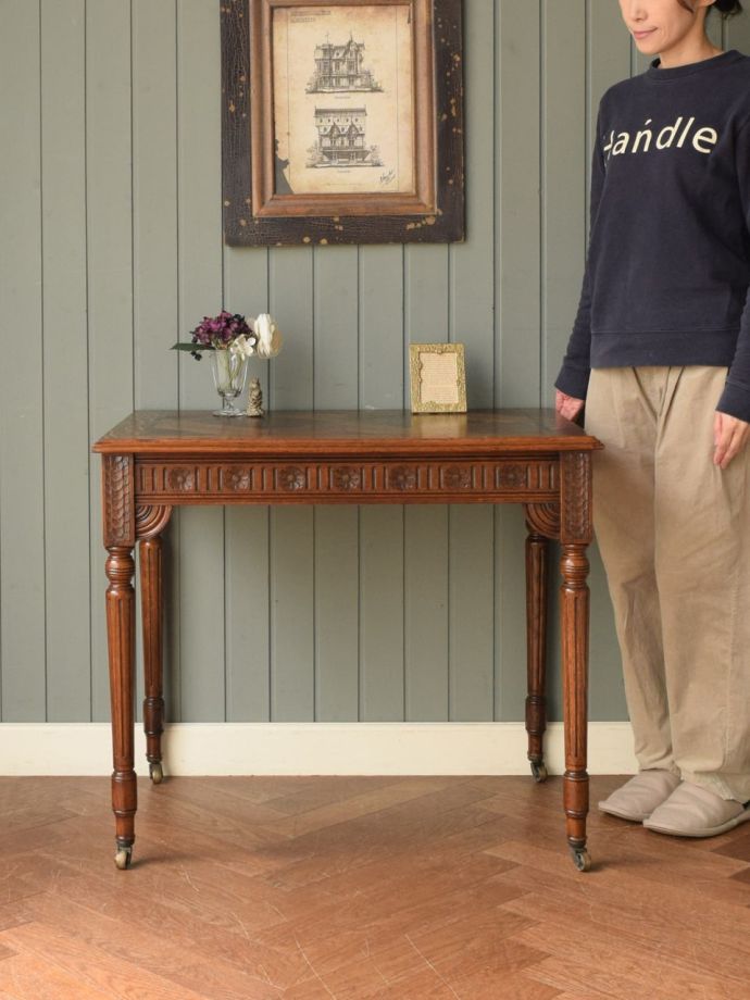 アンティークのオケージョナルテーブル