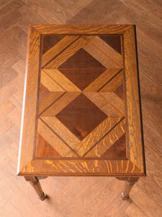 アンティークのサイドテーブルの天板